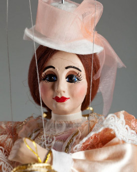 Comtesse Rosie - une marionnette dans une robe saumon